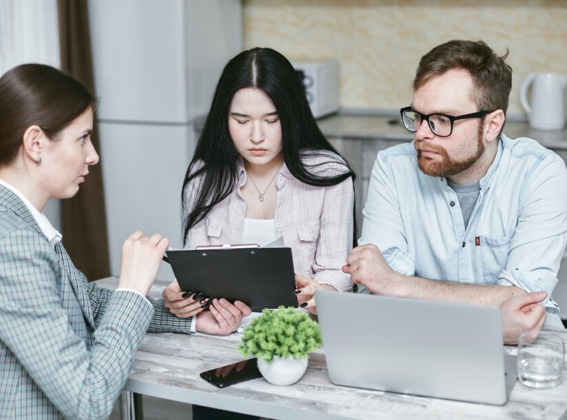 Couple meeting with a Licensed Insolvency Trustee