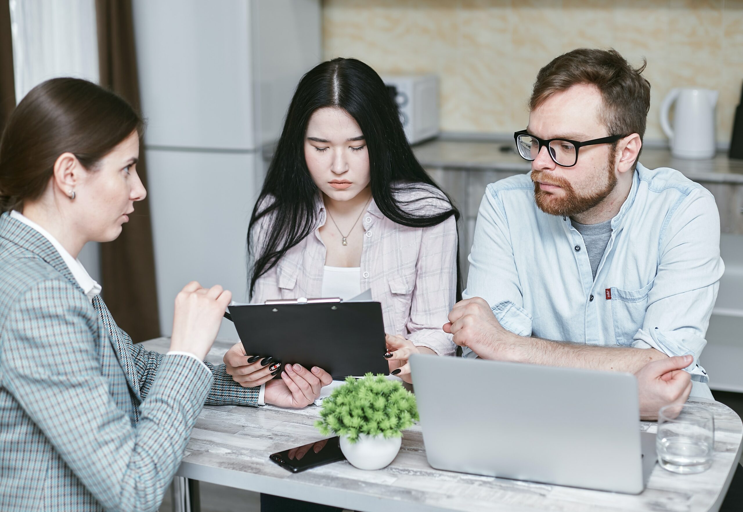 Couple meeting with a Licensed Insolvency Trustee